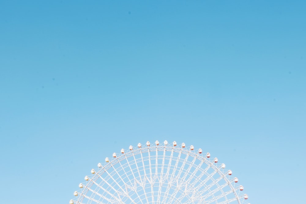 昼間の青空に白い観覧車