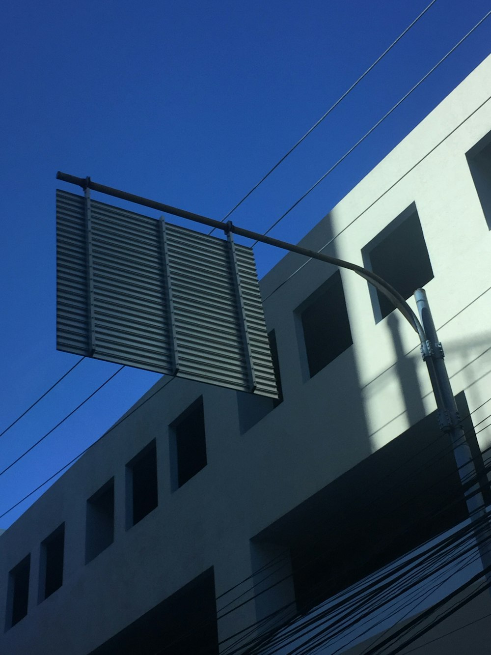 struttura in metallo nero su edificio in cemento bianco