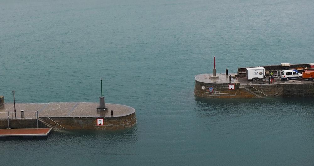 Braunes Schiff tagsüber auf See