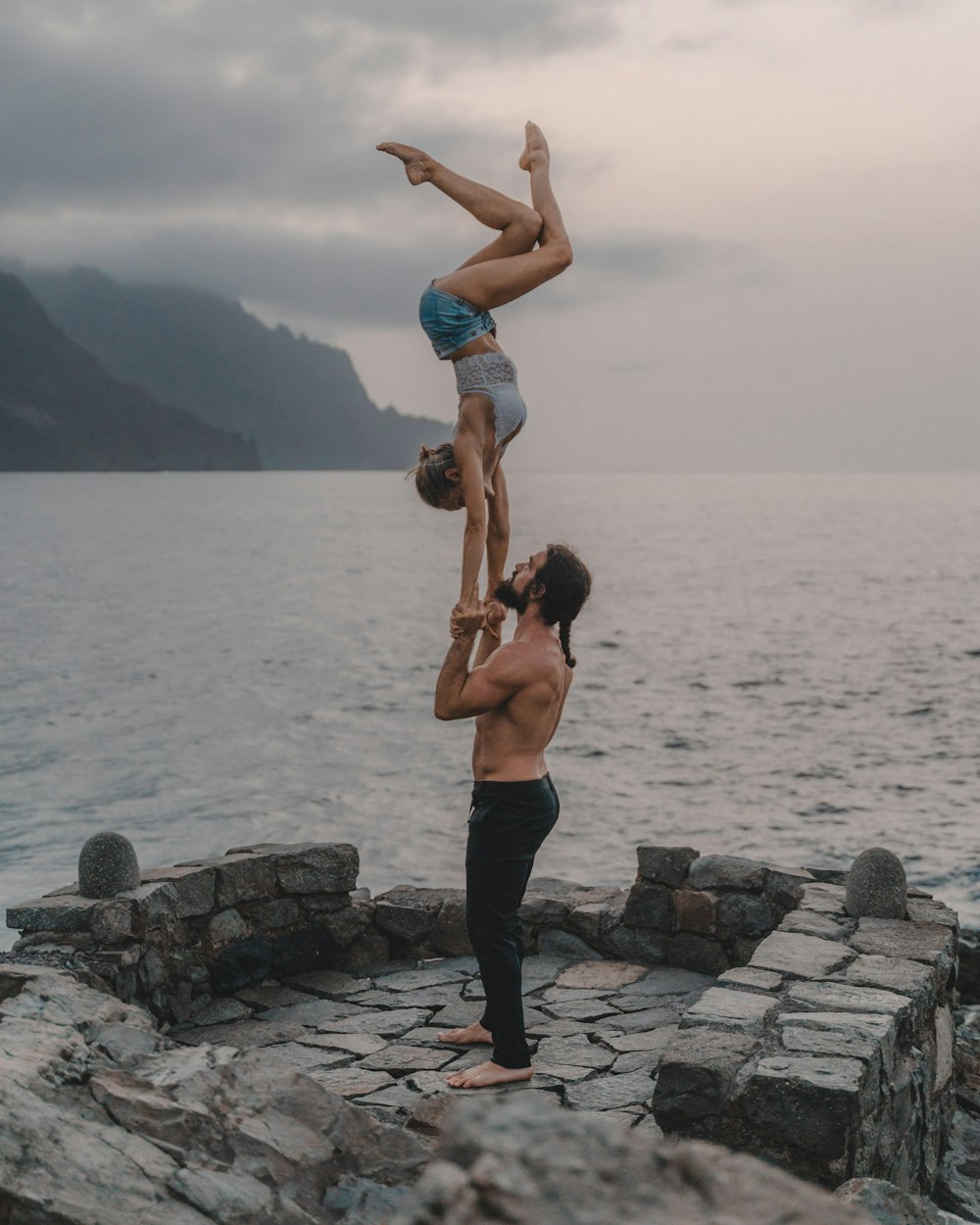 Ein Mann macht einen Handstand mit einer Frau auf dem Rücken