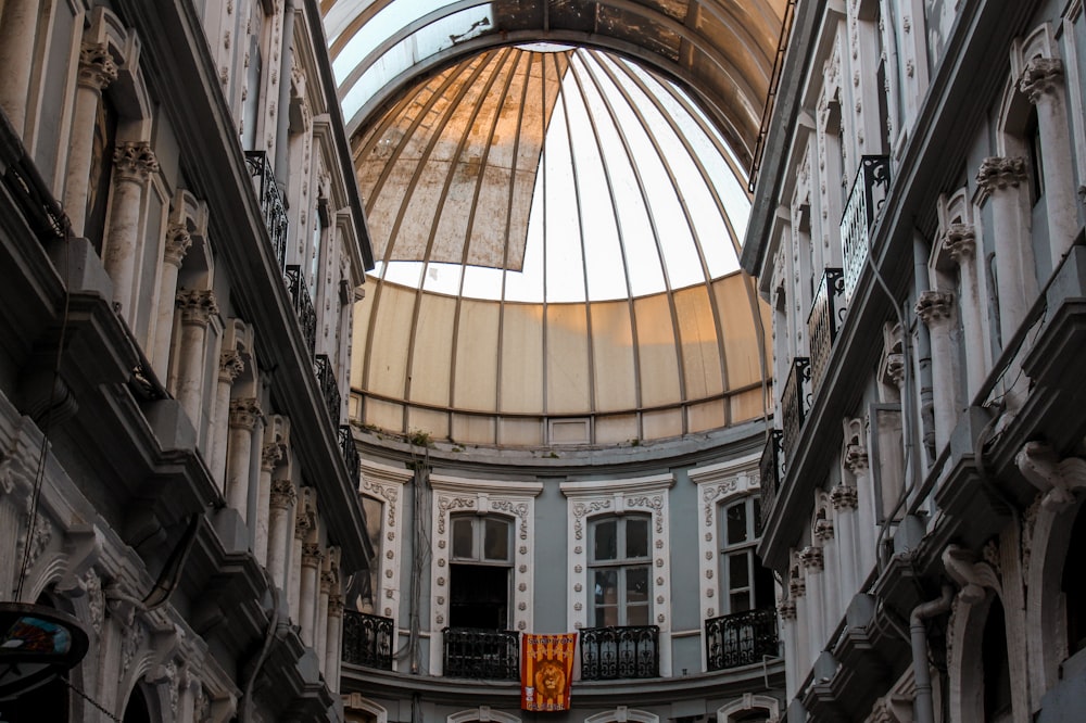 Edificio de hormigón blanco y marrón