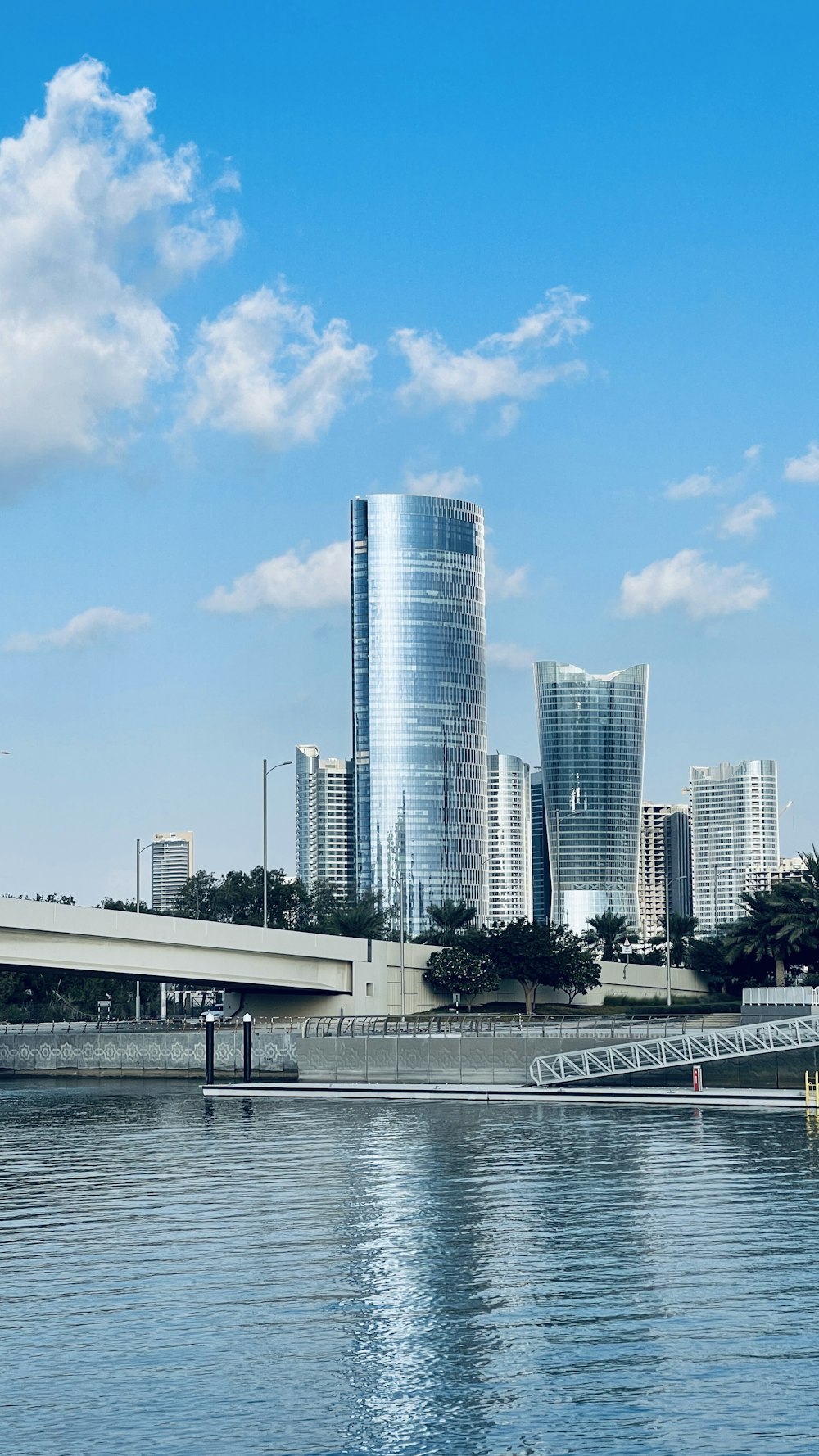 Bâtiment en béton blanc près d’un plan d’eau pendant la journée