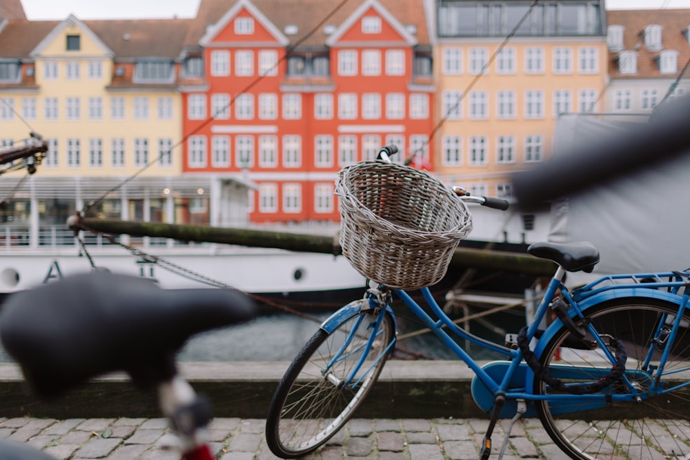 blaues Citybike mit Korb oben drauf