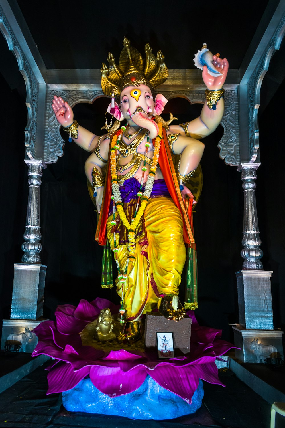 Figurine de divinité hindoue sur table