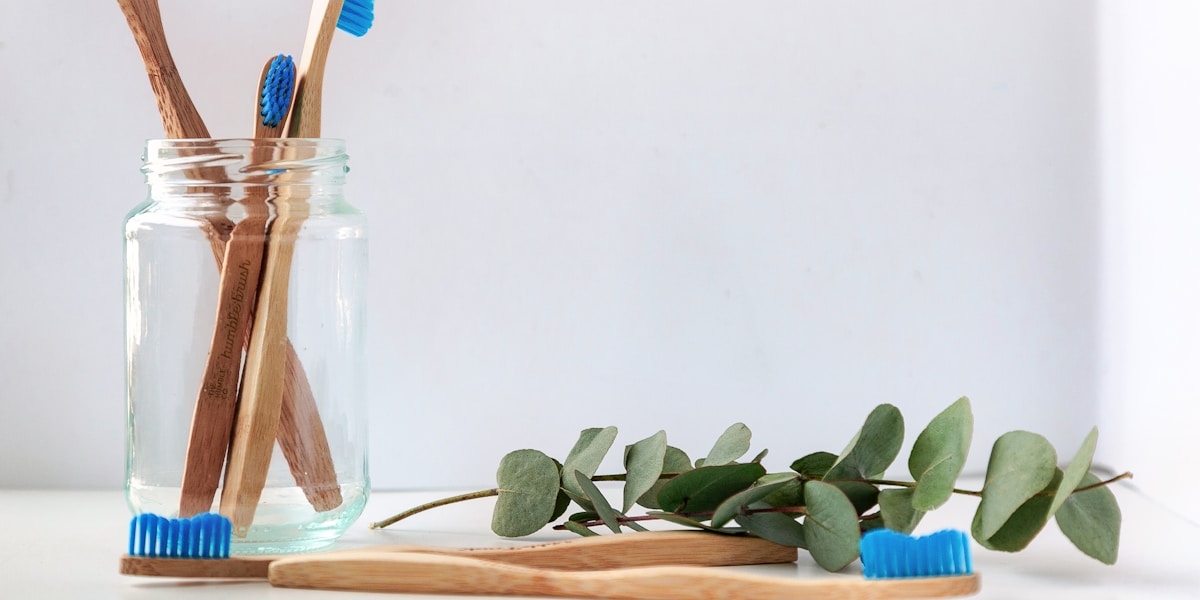 Enfant se brossant les dents avec sesparents dans une salle de bain lumineuse
