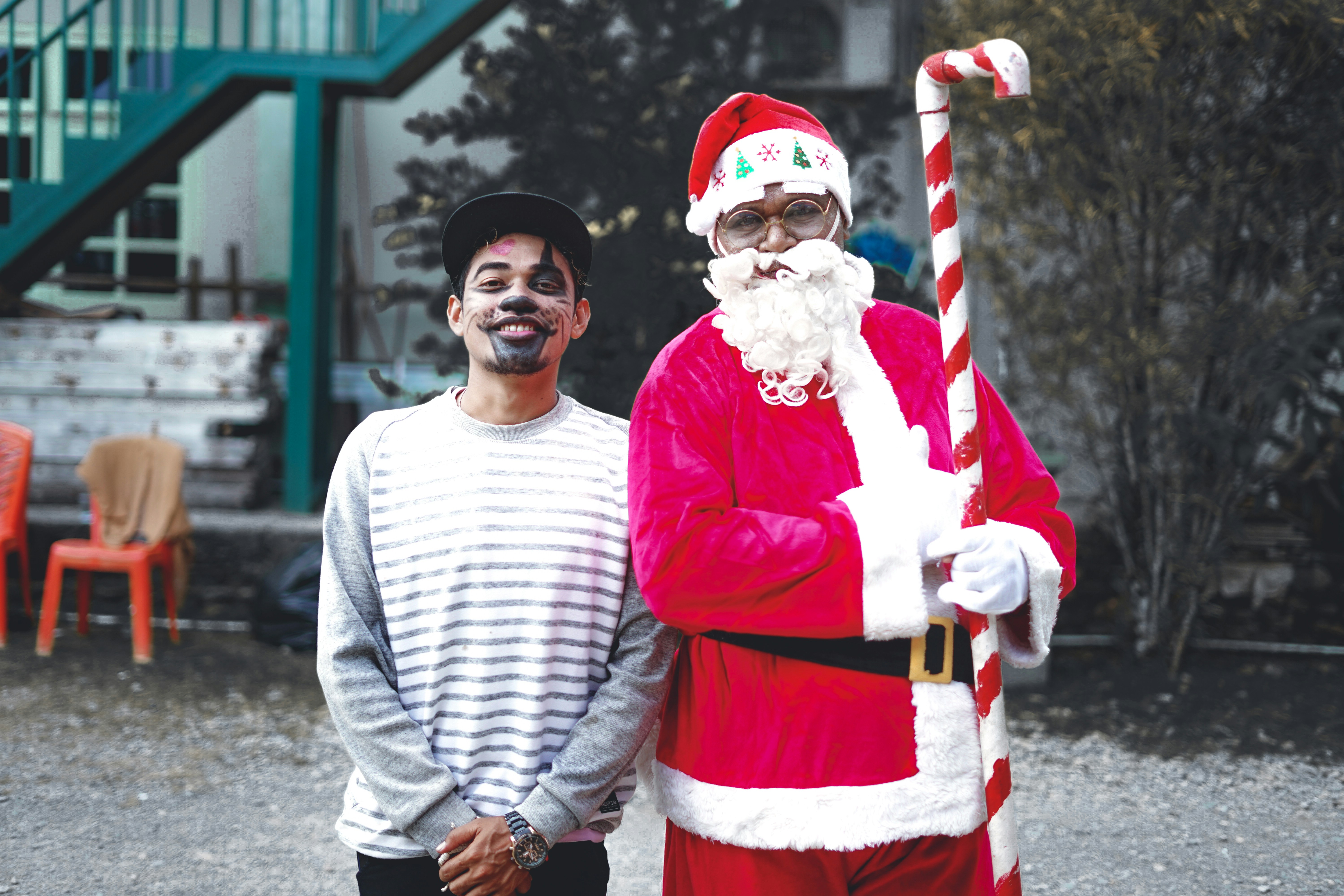 Mann im Weihnachtsmannkostüm mit weißem Blumenstrauß