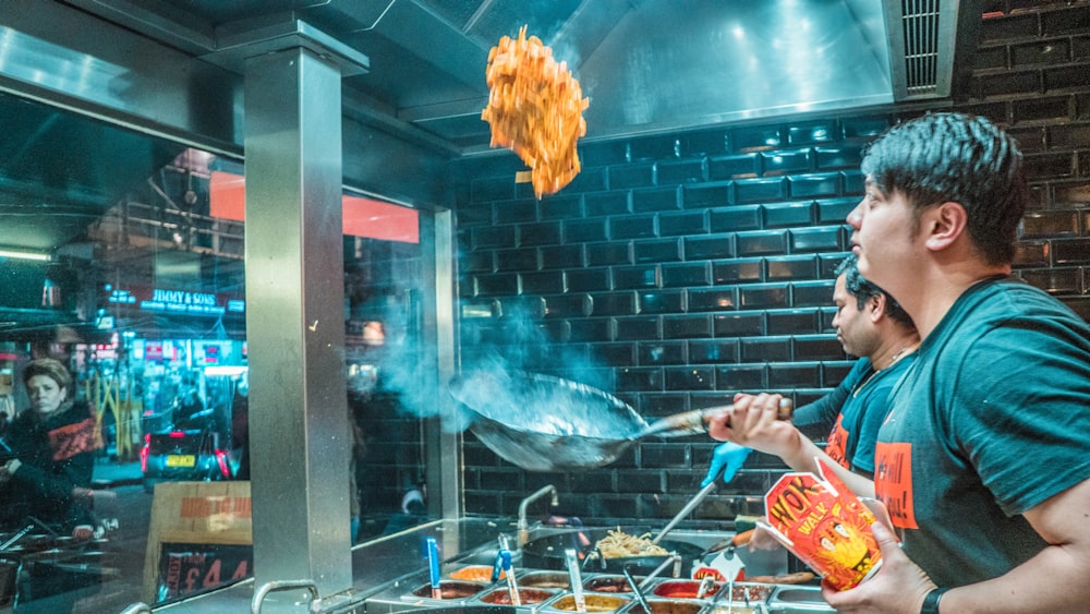 homem na camiseta laranja segurando cachimbo de fumar