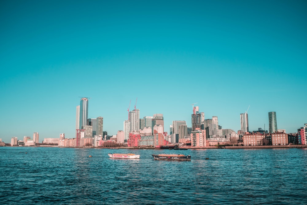 Skyline della città attraverso lo specchio d'acqua durante il giorno