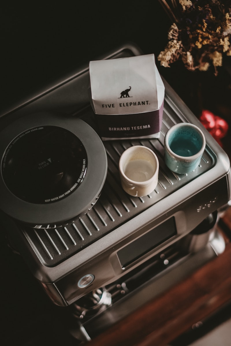 Café espresso siendo extraído de máquina semiautomática