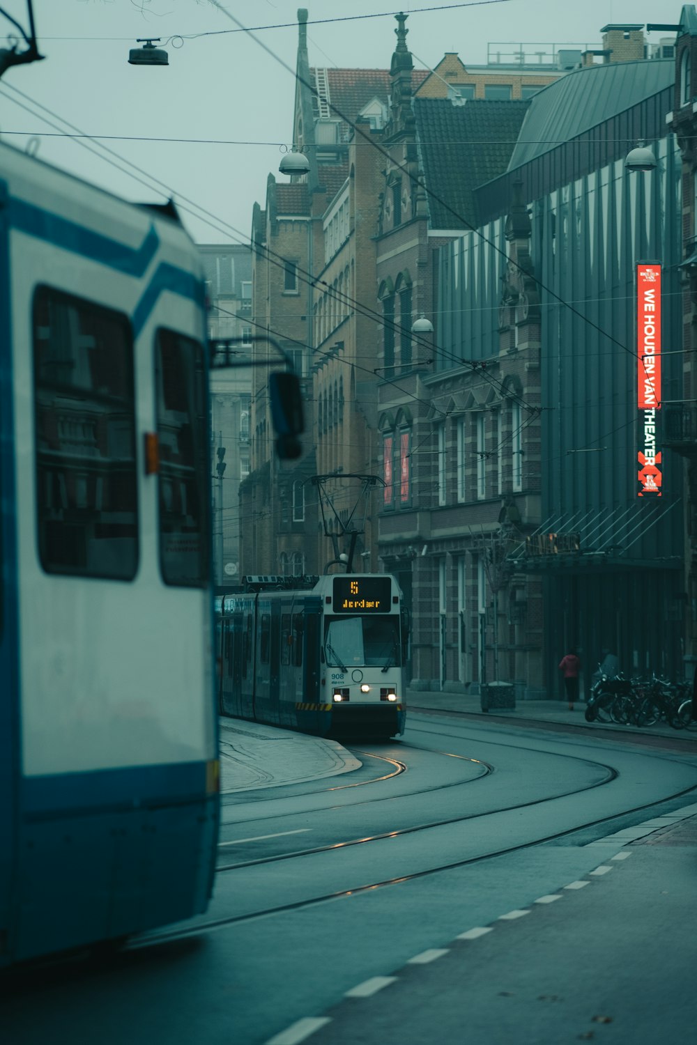 Weiße und blaue Straßenbahn tagsüber auf der Straße