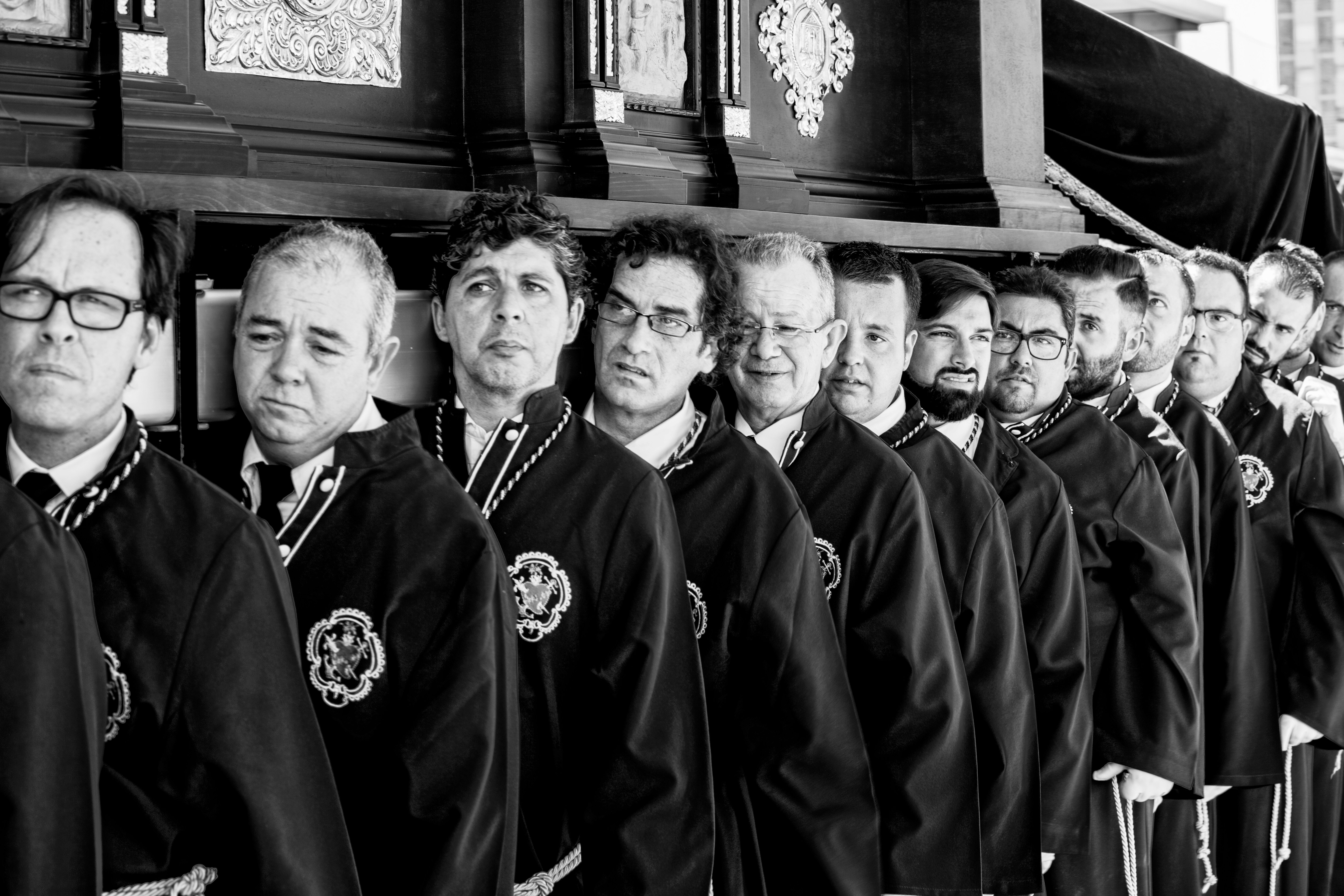 Hombres de Trono de la Hermandad Humildad y Paciencia durante la Semana Santa de Málaga.