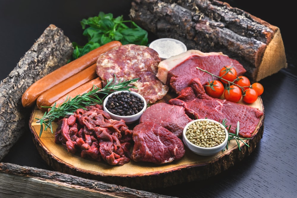 carne crua na placa de cerâmica branca