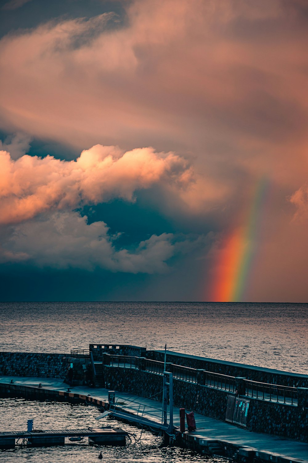 Immagini Stock - I Fili Luminosi Dell'arcobaleno Astraggono Il Fondo Ai  Rendono. Image 208787280