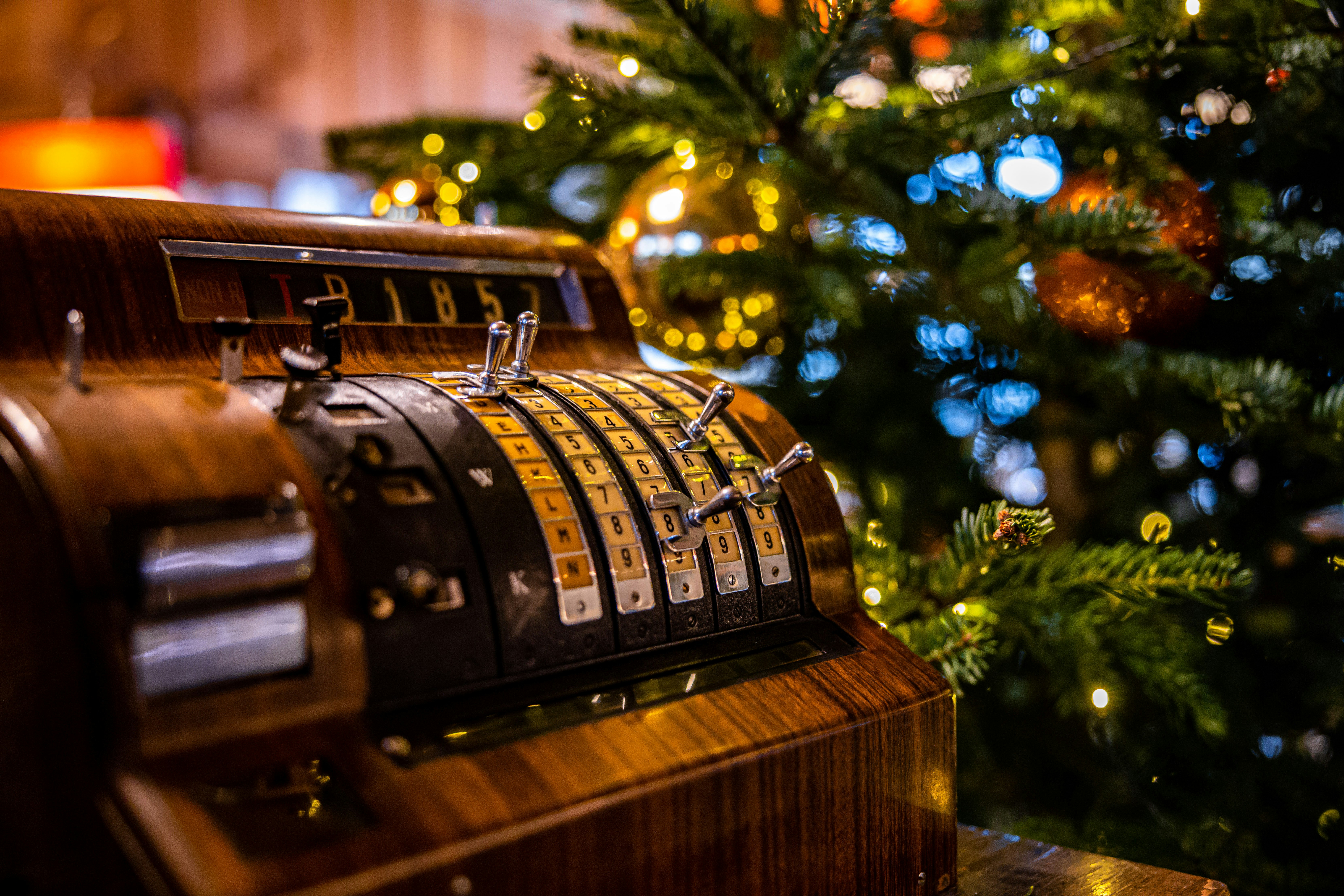 クリスマス音楽の魅力 (レベル B2) — brown wooden chest box with blue string lights