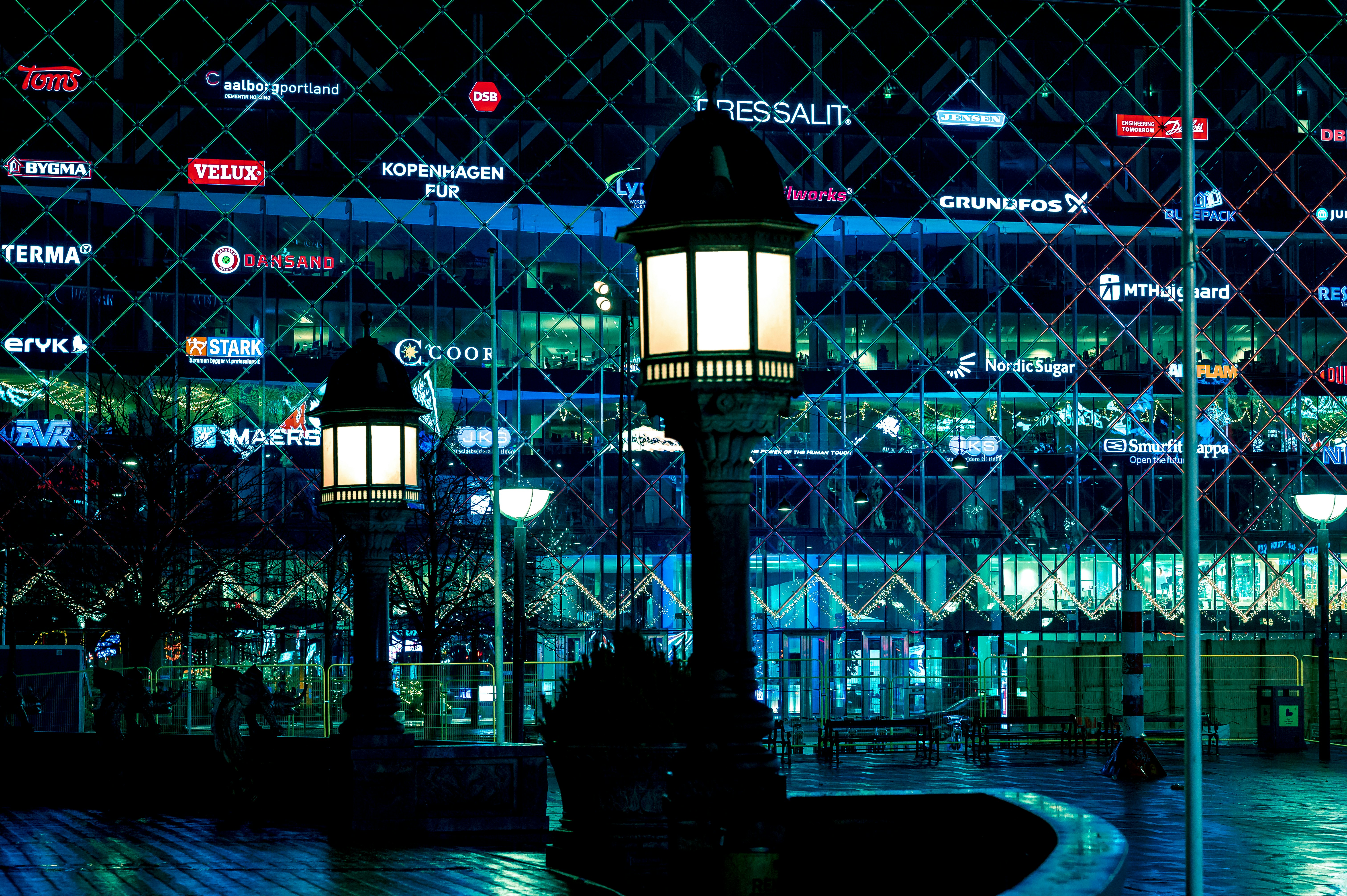 lâmpada de rua preta e branca