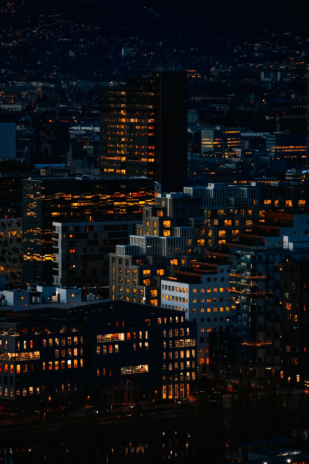 야간에 고층 건물