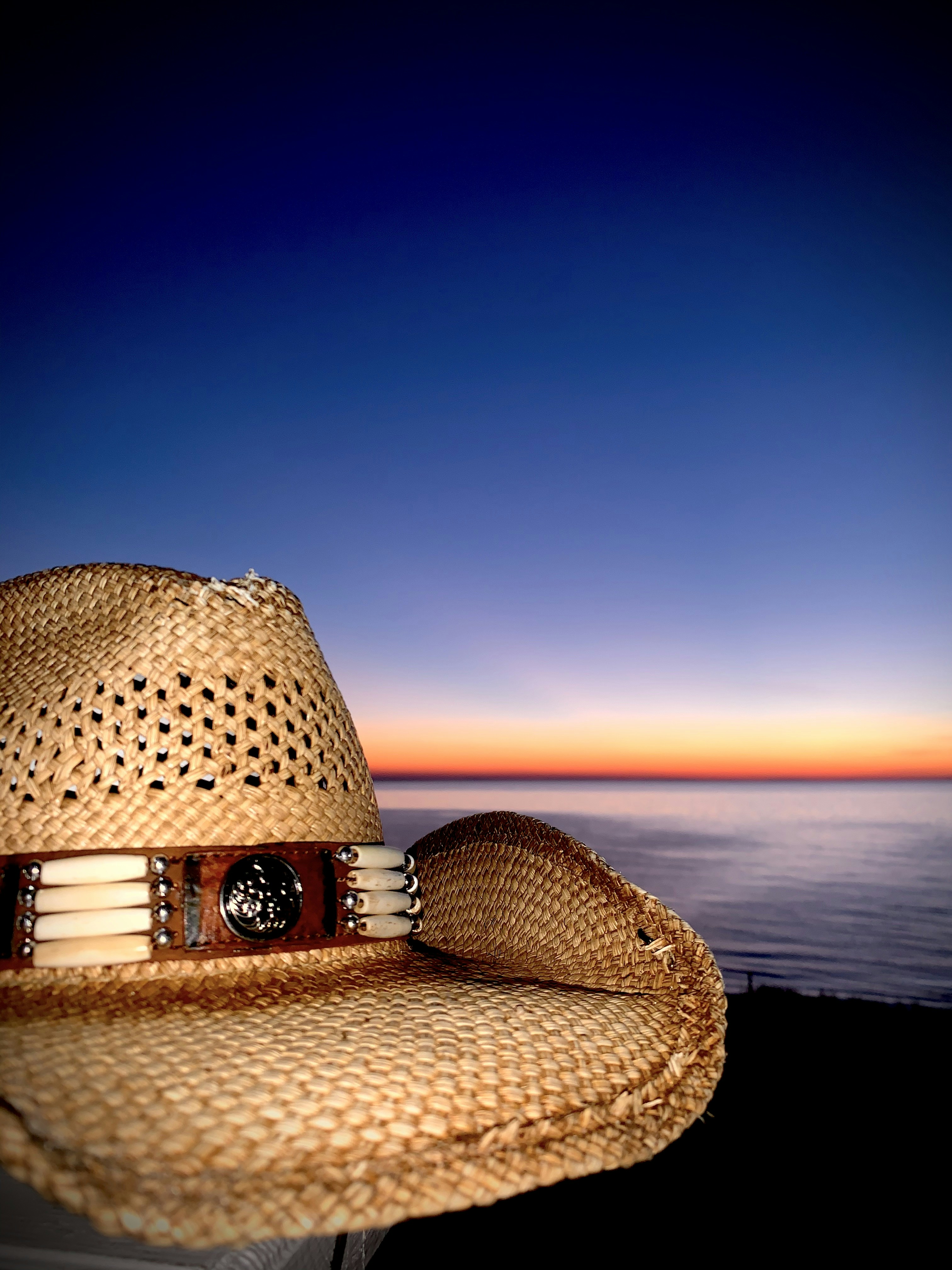 Sombrero de paja toquilla estilo playero con ala ancha, ambiente luminoso y veraniego