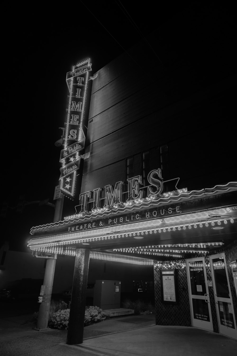 uma foto em preto e branco de um teatro