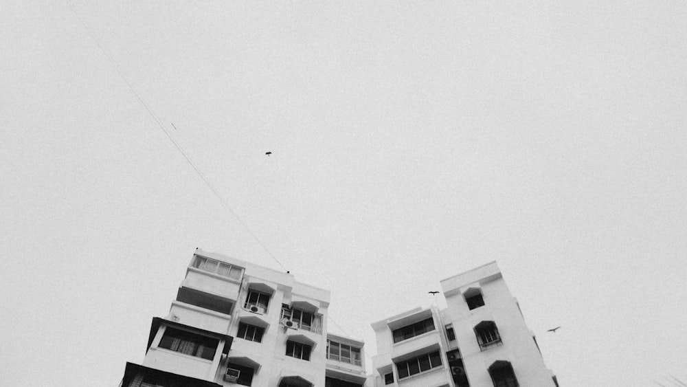 Edificio de hormigón blanco bajo el cielo blanco durante el día