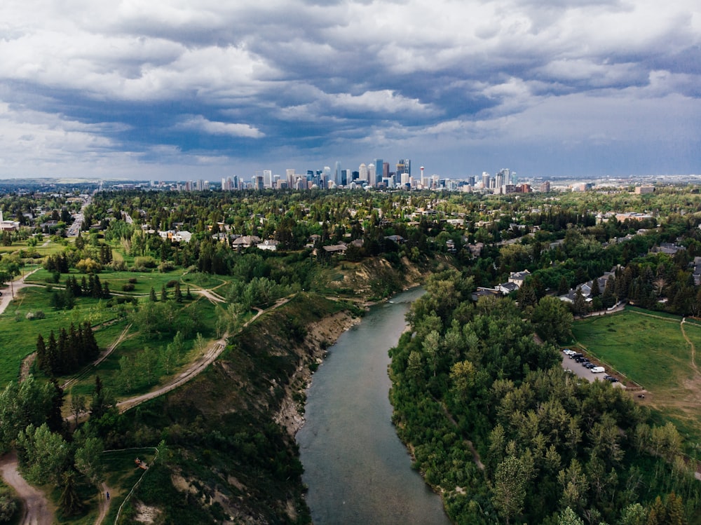 Vue aérienne des bâtiments de la ville et des arbres sous un ciel nuageux pendant la journée