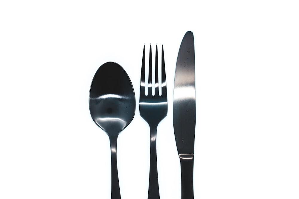 cucchiaio e forchetta d'argento su sfondo bianco