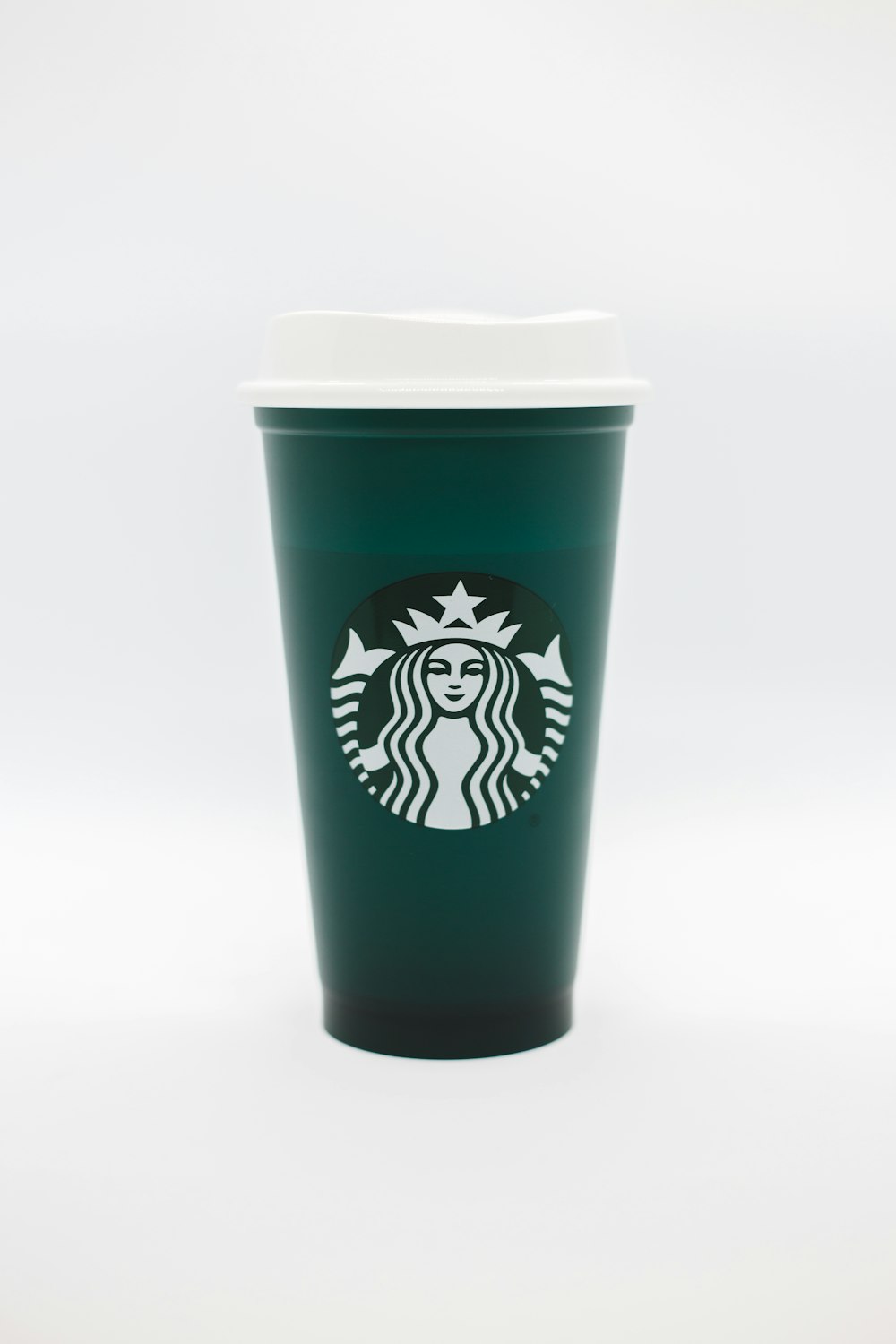 Weißer und schwarzer Starbucks Cup