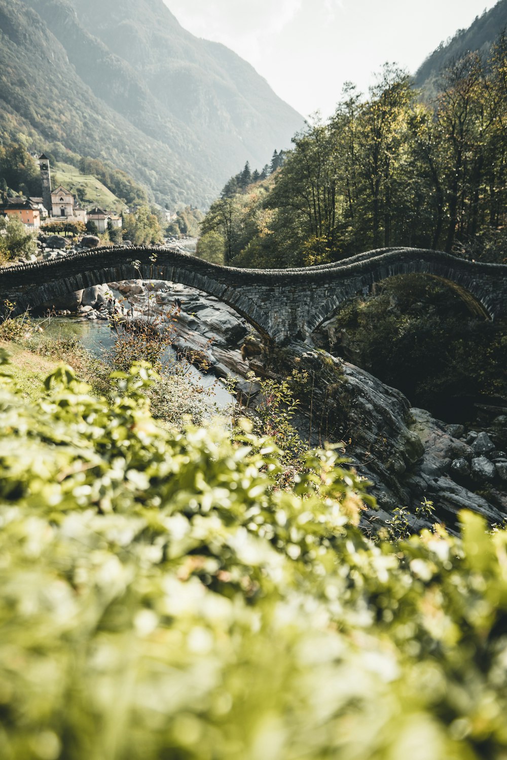 ponte in cemento grigio sul fiume