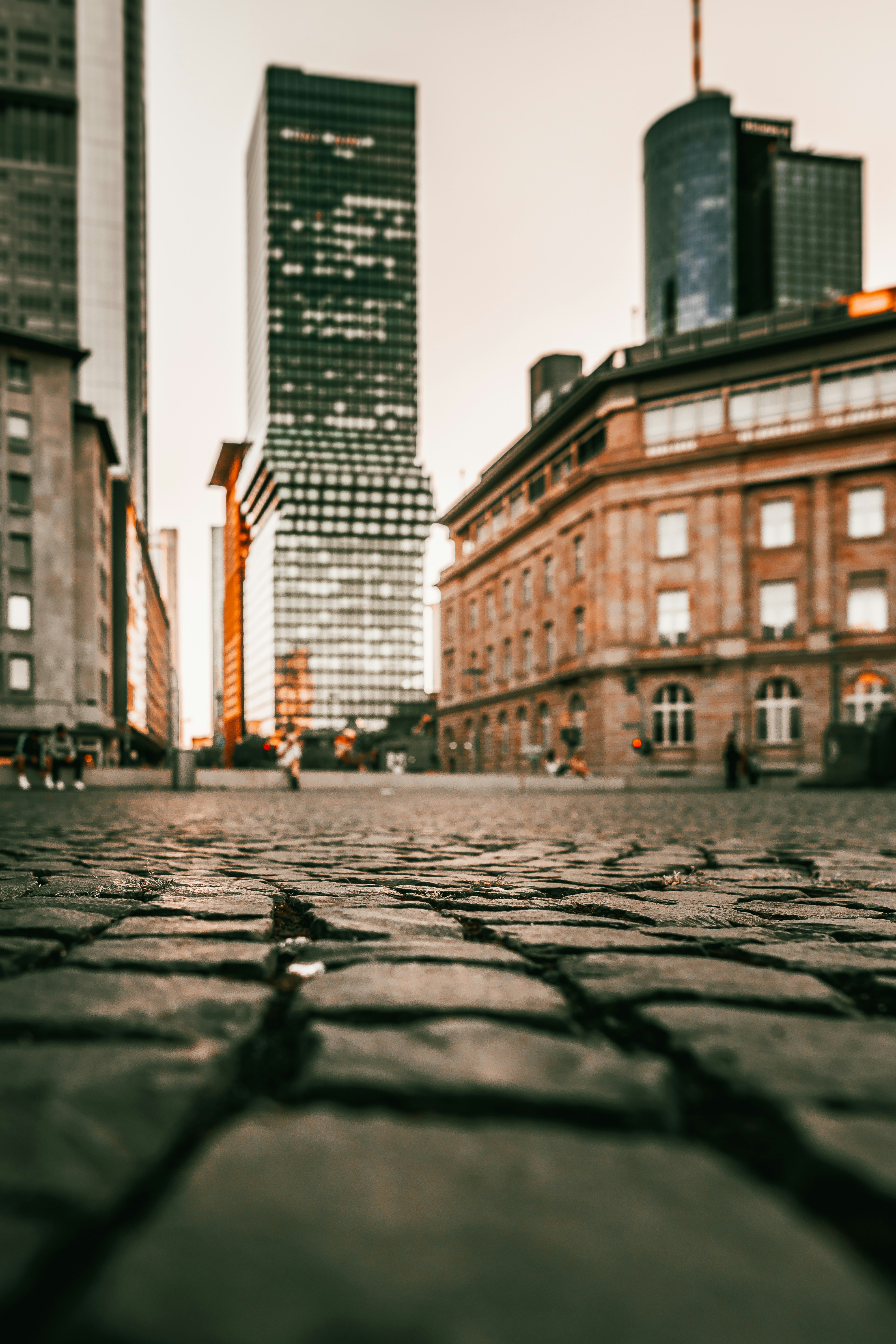 Schwarz-Weiß-Betongebäude tagsüber