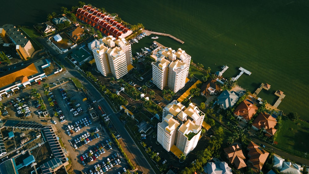 vista aérea dos edifícios da cidade durante a noite