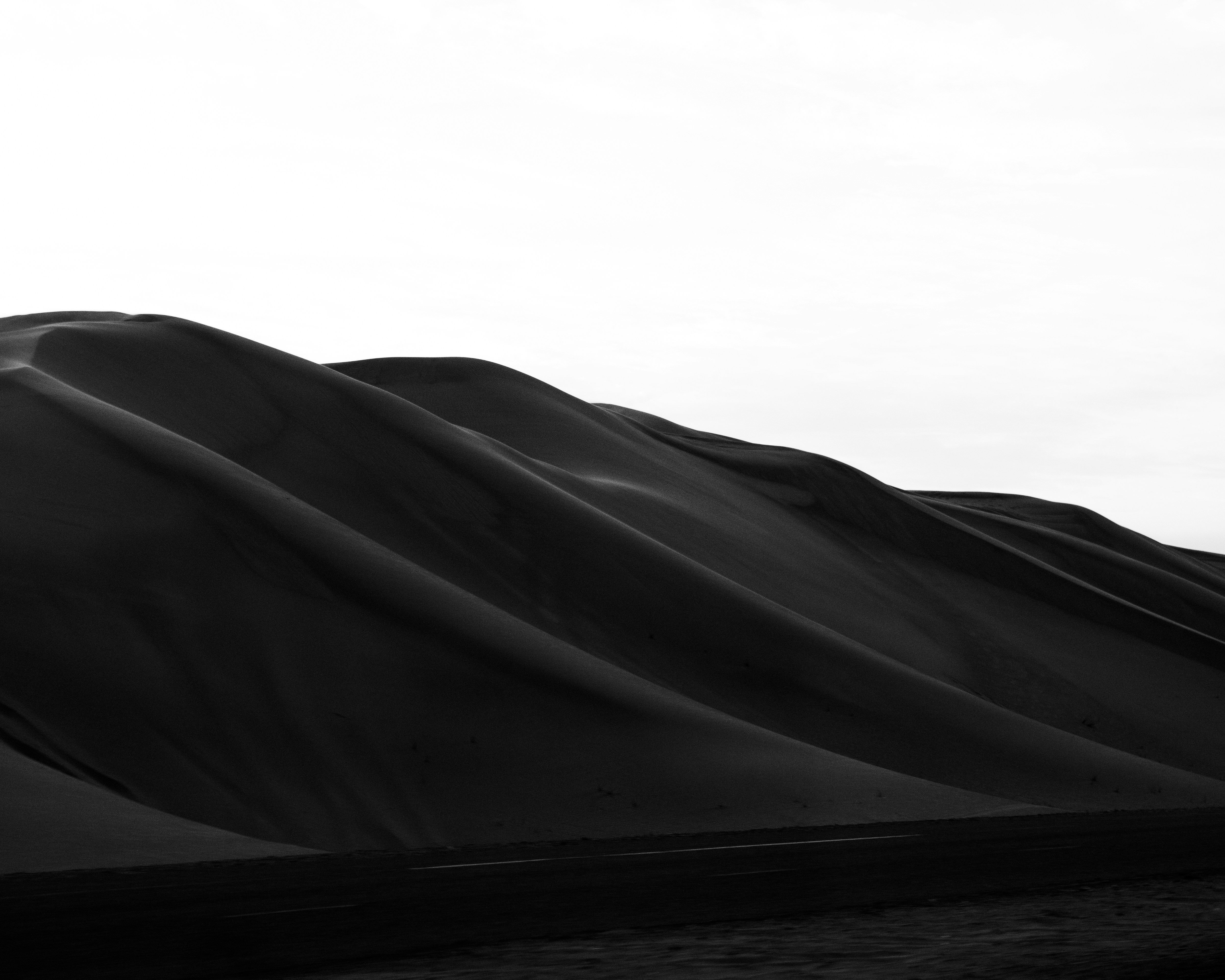 昼間の砂漠のグレースケール写真の写真 Unsplashで見つけるドバイ アラブ首長国連邦の無料写真