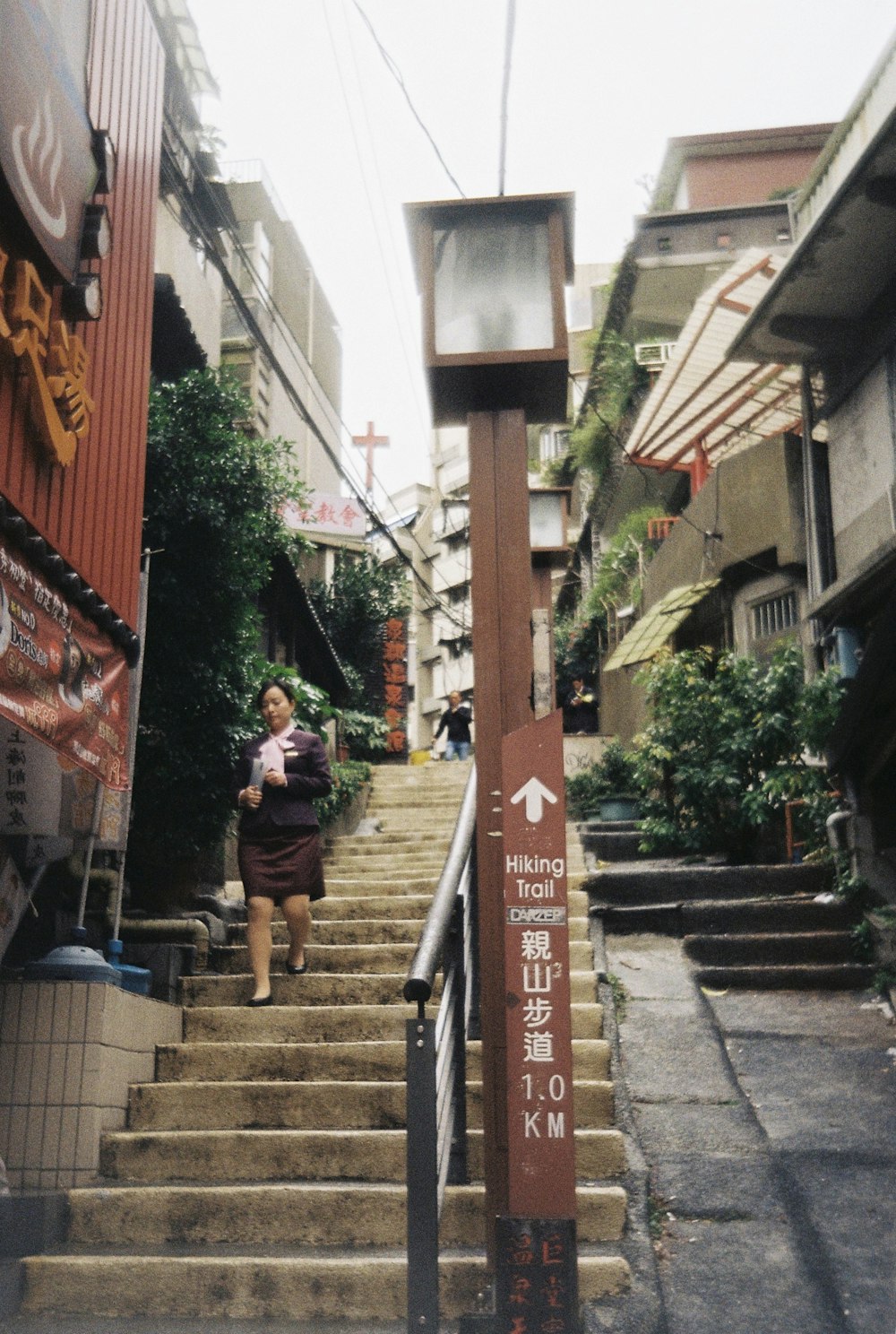 昼間、歩道を歩く人々