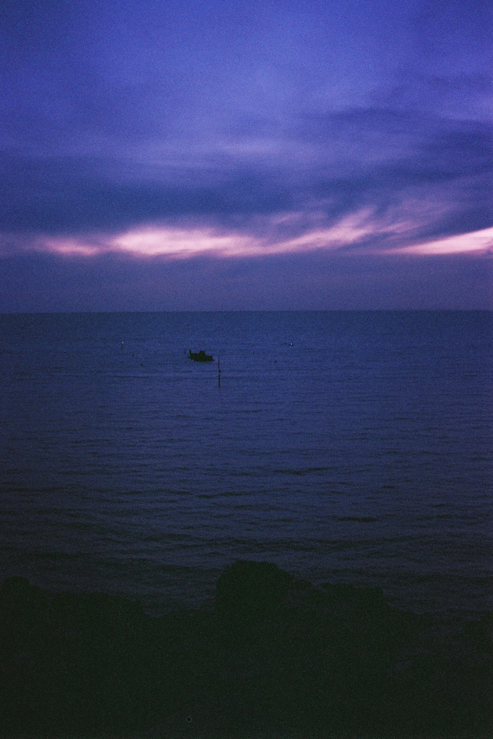 silhouette di barca sul mare durante il tramonto