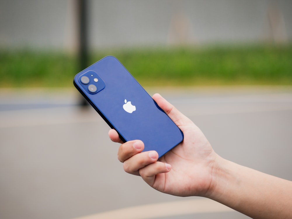 iPhone 5 C azul con logotipo de Apple azul y blanco