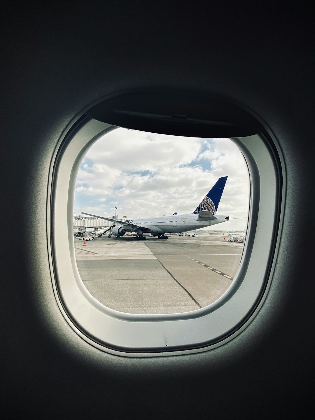 white and blue airplane wing during daytime