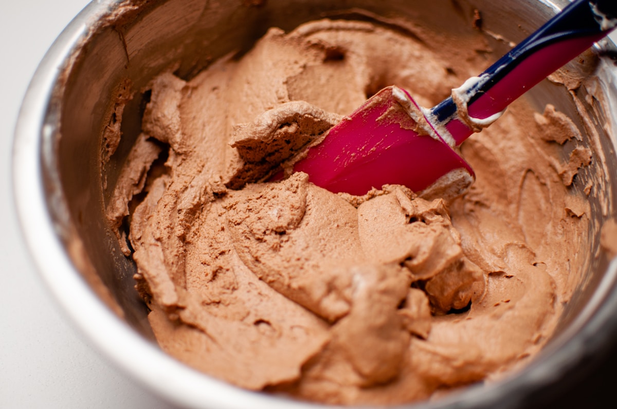 Should I Use Whipped Ganache Or Buttercream On My Cake?