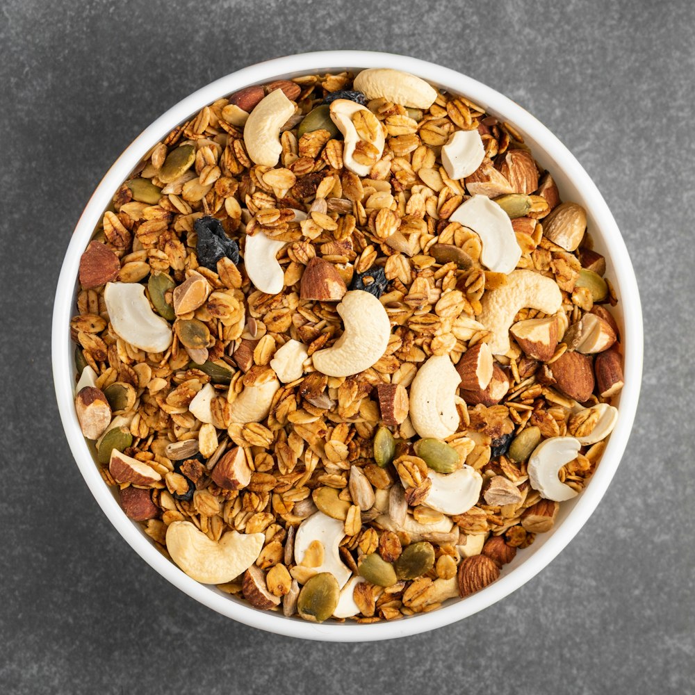 Cuenco de cerámica blanca con nueces marrones