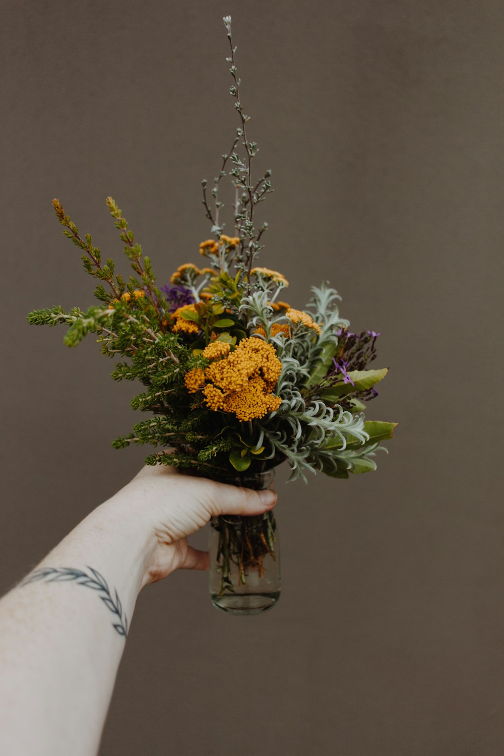 bouquet di fiori gialli e rosa