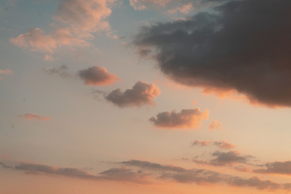 昼間の白い雲と青い空