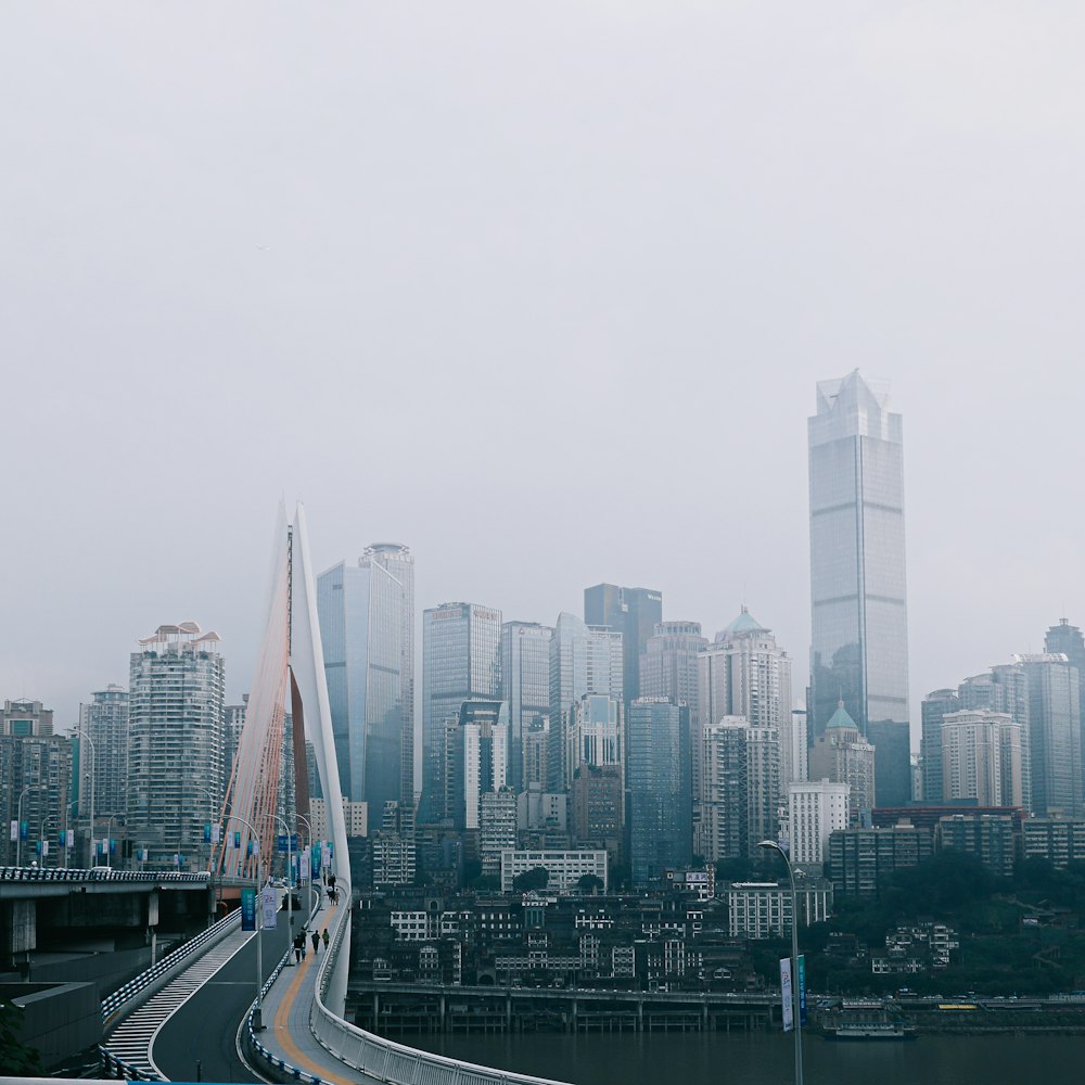 Edificios de la ciudad bajo el cielo blanco durante el día