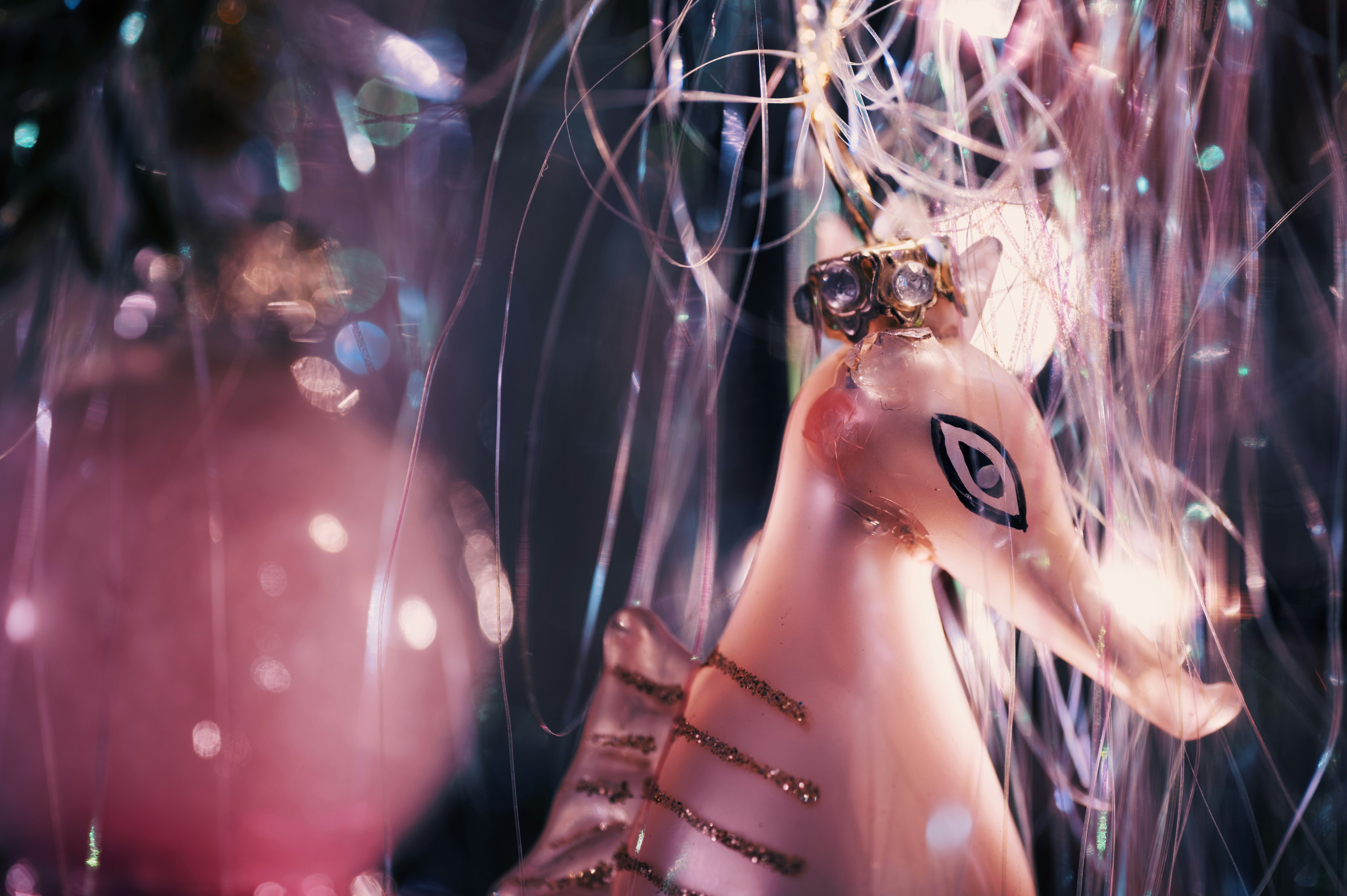 pessoa segurando acessório de ouro e prata