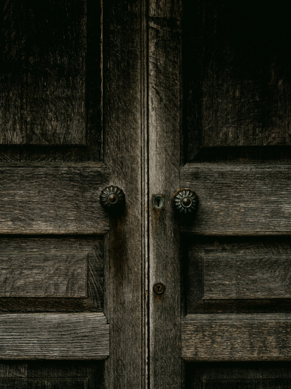 schwarze Holztür mit silbernem Griff