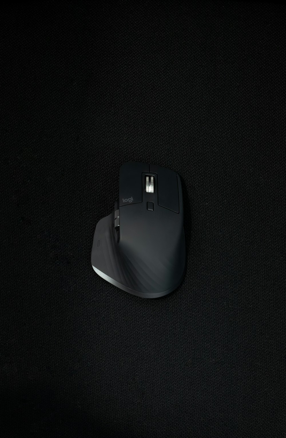 black and white cordless computer mouse