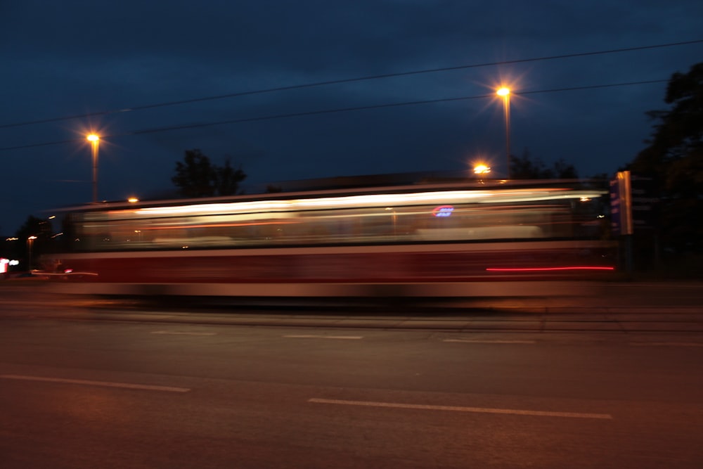 야간 도로에서 자동차의 타임 랩스 사진