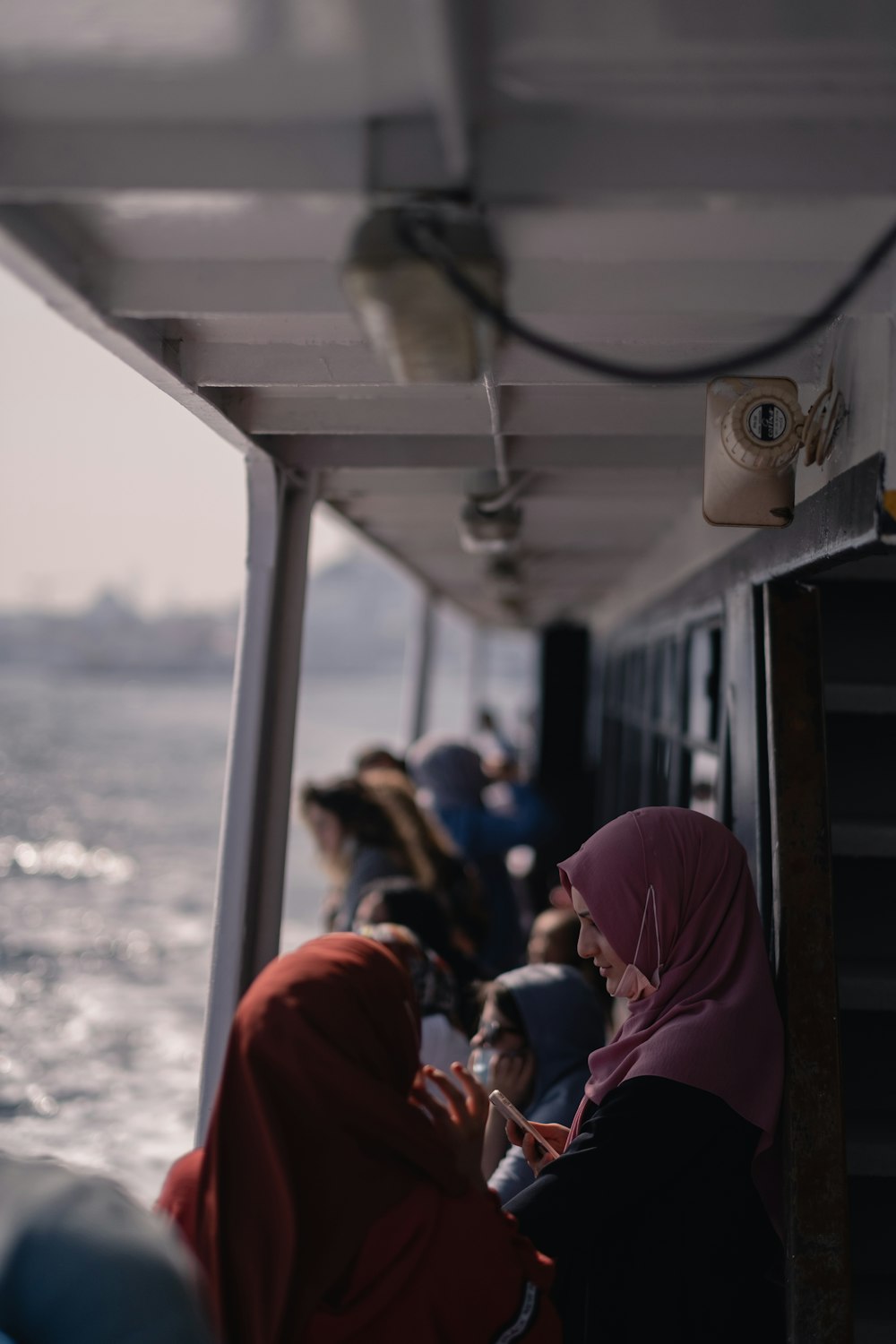 persone sedute sulla barca durante il giorno