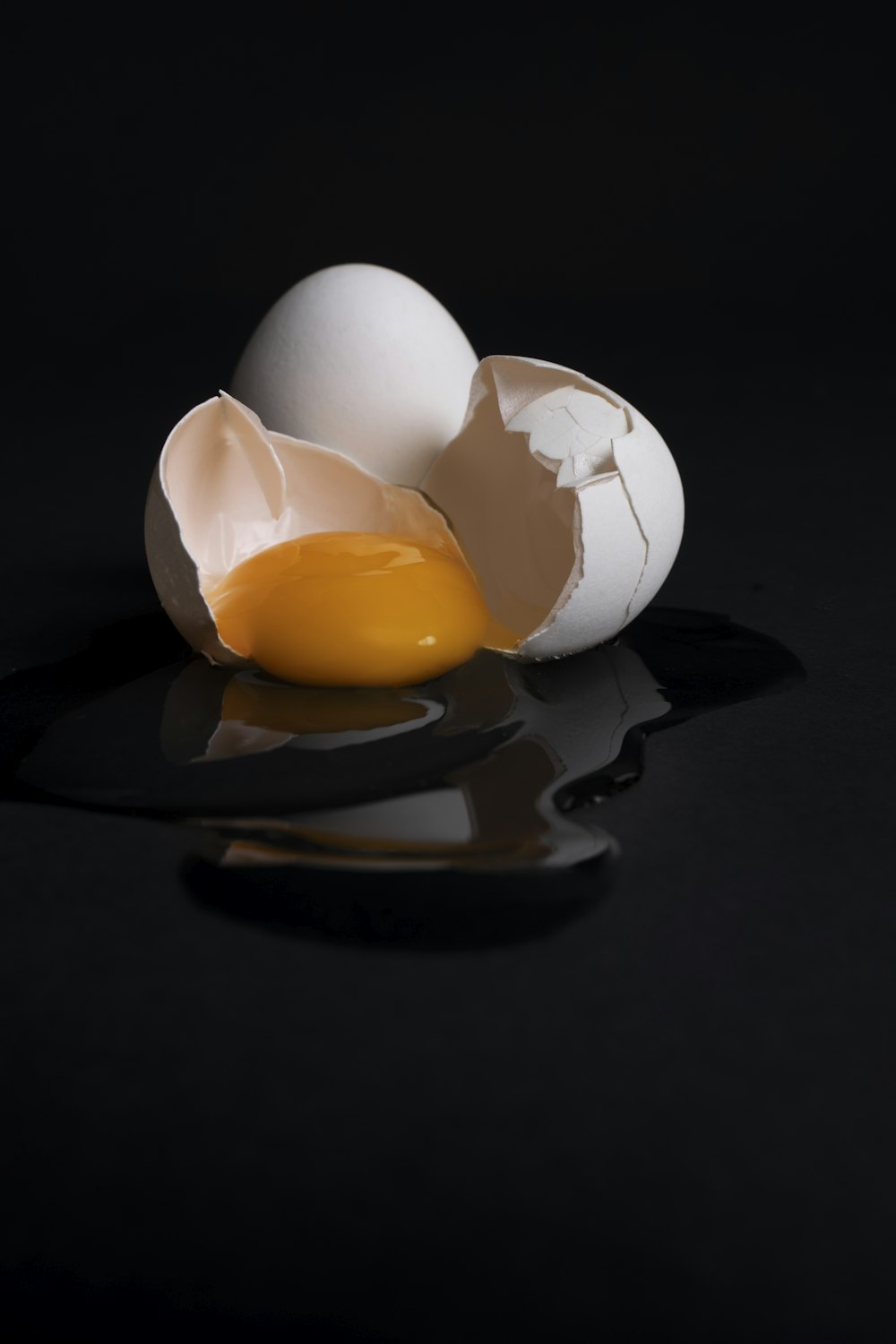 Uovo bianco su vassoio di legno marrone