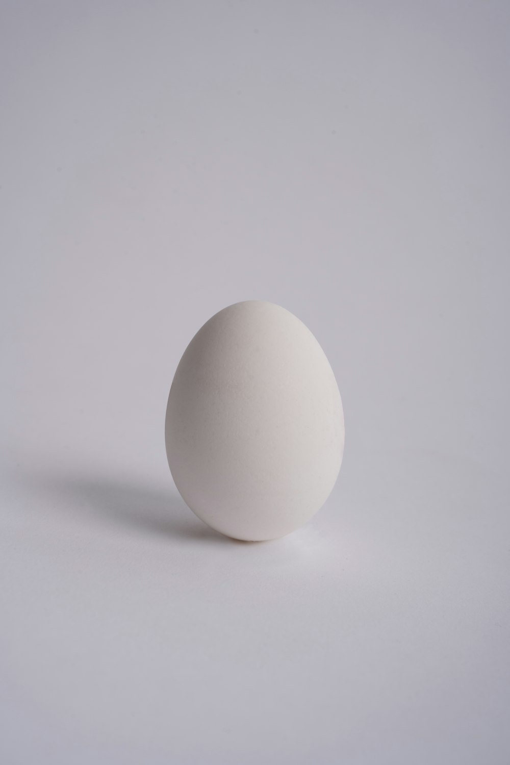 2 weiße Eier auf weißer Oberfläche