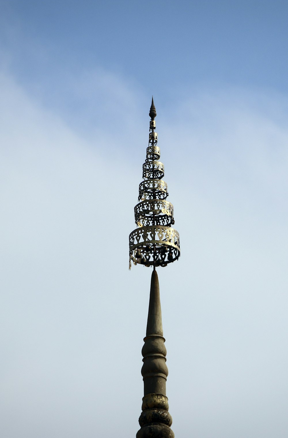 Goldener und schwarzer Turm tagsüber unter weißem Himmel