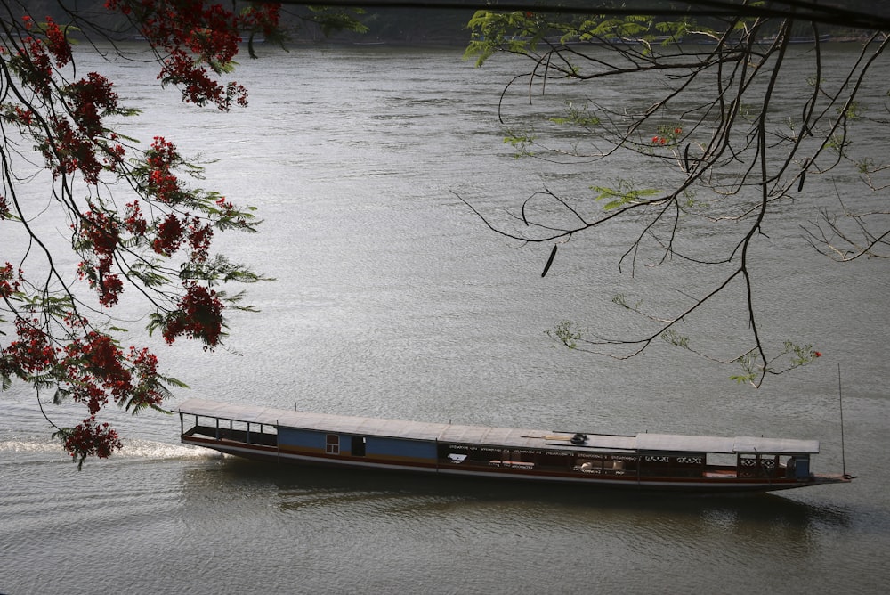 Rotes und schwarzes Boot auf dem Wasser