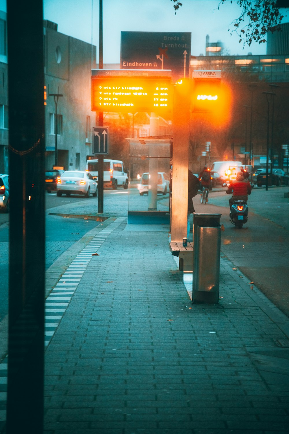 auto parcheggiate sul marciapiede durante la notte