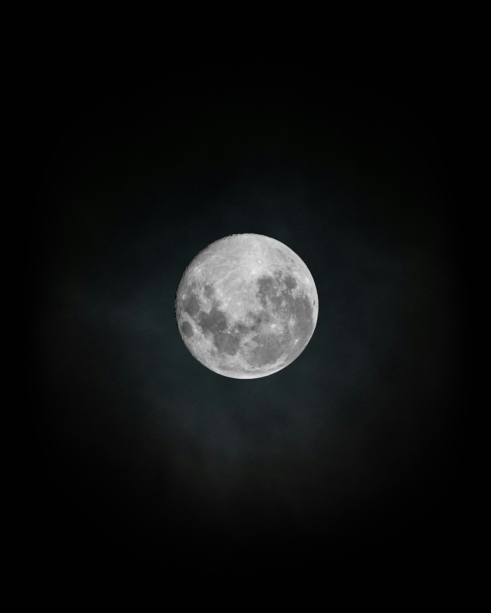 Luna llena en cielo nocturno oscuro